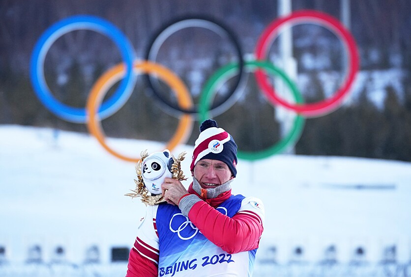 Александр Большунов выиграл лыжный масс-старт на 28 км свободным стилем