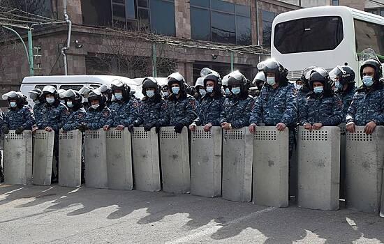 На акции протеста в Ереване начались стычки с силовиками