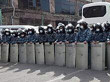 На акции протеста в Ереване начались стычки с силовиками