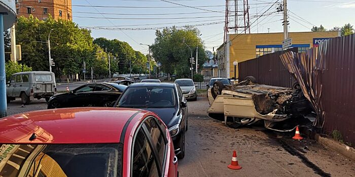 Пьяный водитель протаранил пять машин и перевернулся