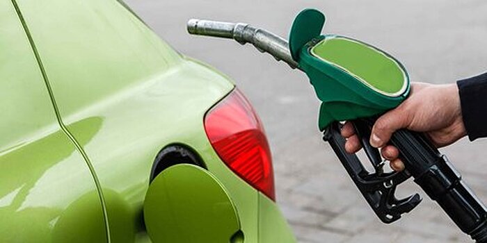 Эксперт объяснил снижение цен на бензин в России