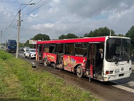 Шесть человек пострадали в ДТП с автобусом и грузовиком в Омске