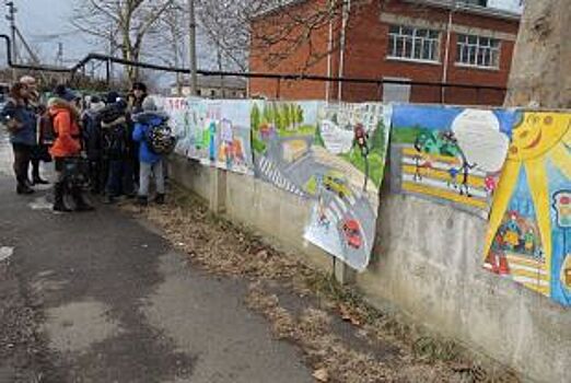 Галерею дорожной безопасности нарисовали на стене школьного забора