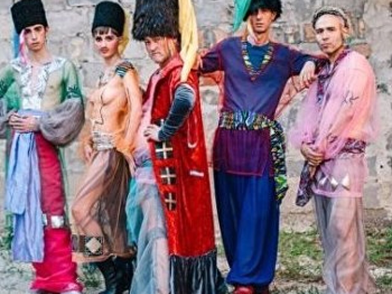 Жігіт өзін ұмытып, қыздың ішіне кіріп кетті.