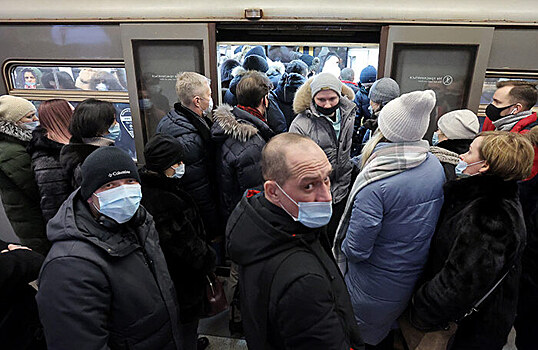 Москвичи выходят в офлайн. Стало ли в общественном транспорте и ресторанах больше людей?