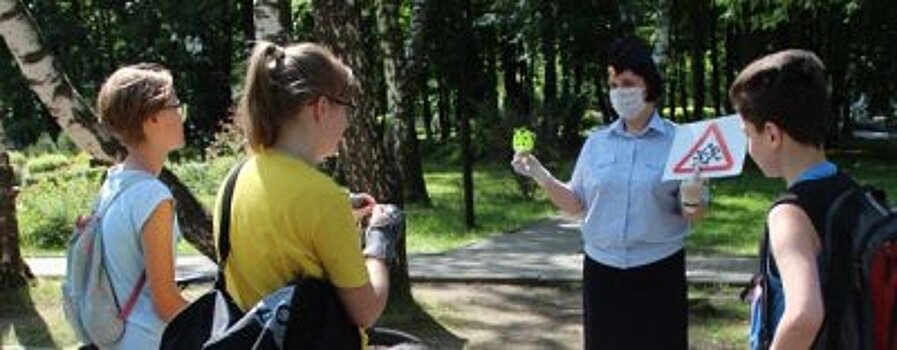 В парках Московской области автоинспекторы проводят беседы с юными пешеходами и велосипедистами