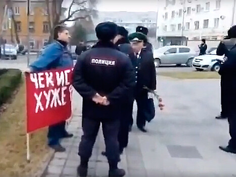 В Краснодаре возле памятника Дзержинскому задержали пикетчика с баннером "Чекист хуже фашиста" (ВИДЕО)