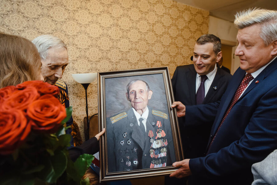 Хинштейн поздравил участника Курской битвы с 82-й годовщиной ее окончания