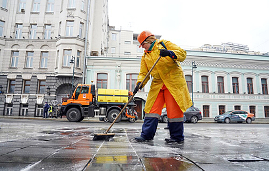Дороги и тротуары в Москве помыли с шампунем