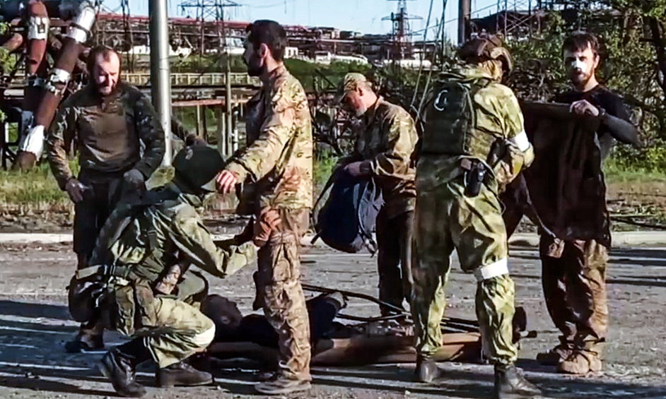 Эвакуация раненых украинских военнослужащих с территории завода "Азовсталь"