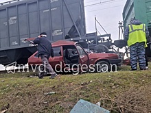 При столкновении "девятки" с поездом в Дагестане погиб человек