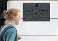 К посольству Ирана в Москве несут цветы в память о Раиси