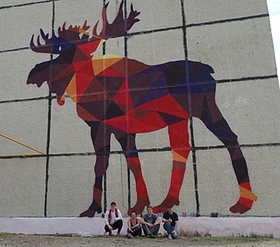 Огромного лося нарисовали на торце дома в Нязепетровске