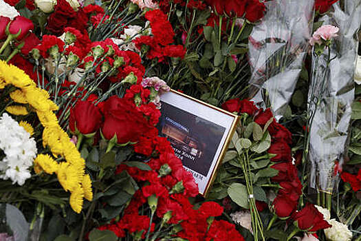 В российских городах прошли памятные акции по жертвам теракта в "Крокусе"
