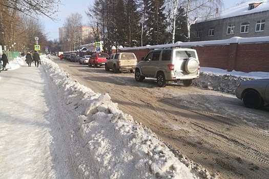 В Ярославле власти отложили уборку дороги, где застревали скорые
