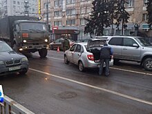 В центре Курска произошло ДТП с тремя машинами