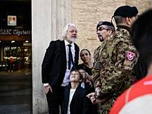 Среди верующих на похоронах Папы Франциска был замечен Джулиан Ассанж