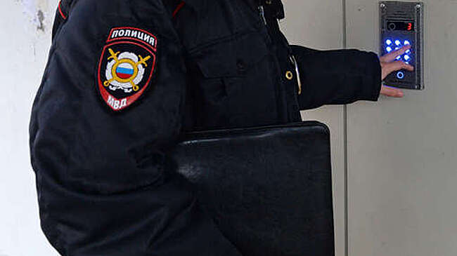В Ленобласти пьяный мужчина сбросил полицейского с лестницы