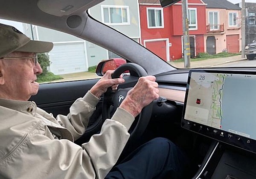 В США нашли самого пожилого владельца Tesla Model 3. Ему 96 лет