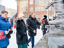 Глава Ханты-Мансийска Максим Ряшин в День Конституции Российской Федерации на территории 8 школы вместе с земляками торжественно открыл обновленный памятник Солдату Великой Отечественной войны 1941-1945