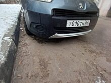 КВС не могут устранить засор на Набережной Космонавтов из-за двух авто