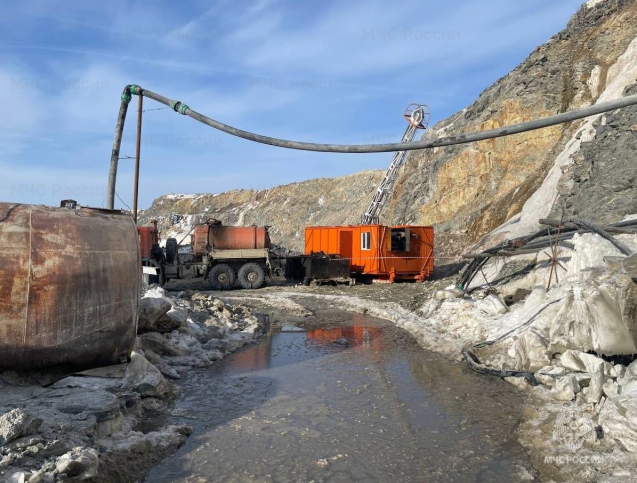 Судьба горняков, заблокированных в амурской шахте «Пионер», остаётся неизвестной