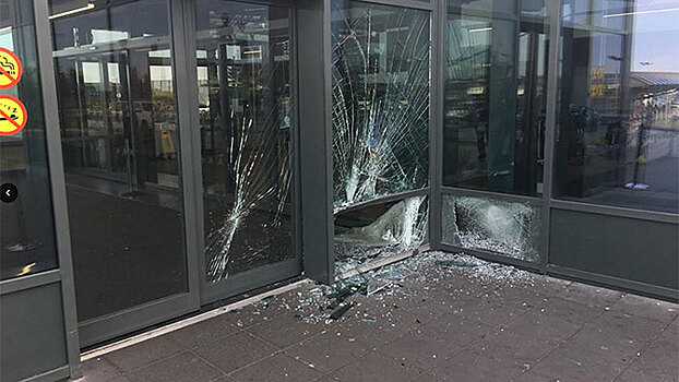 Автомобиль влетел в здание аэропорта в Испании