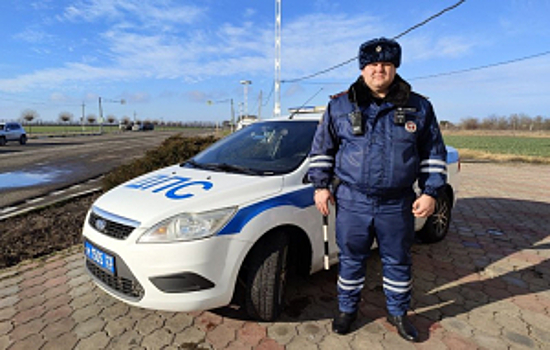 В Ростовской области инспекторы ДПС помогли доставить в больницу мужчину, которому требовалась срочная медицинская помощь