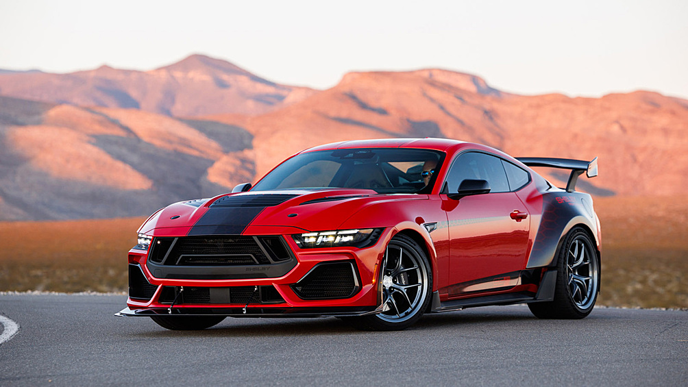 Ателье Shelby American построило на базе Ford Mustang Dark Horse трековый суперкар Super Snake-R. Машина получила 850-сильный 5,0-литровый V8 с 6-ступенчатой «механикой» или 10-ступенчатой АКП, новый аэродинамический обвес и немалое количество деталей из углепластика ради снижения массы автомобиля.