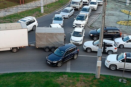 Водитель BMW поиграл в автобоулинг на парковке жилого дома в Краснодаре