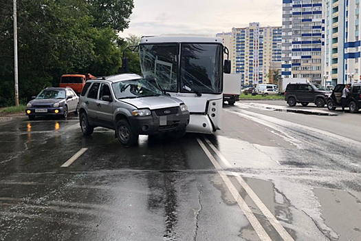 Автобус на газовом топливе попал в ДТП на улице Одоевского