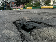 «Врата в подземный мир». В Саратове у бюста герою проваливается асфальт