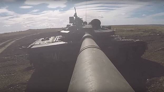 Российские военные эвакуировали штурмовавший опорник ВСУ в ДНР танк «Царь мангал»