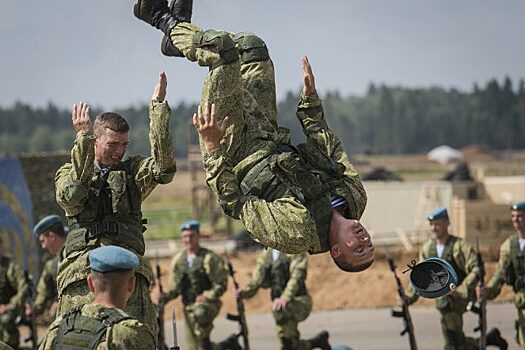 Зачем десантники учат разбивают головой бутылки