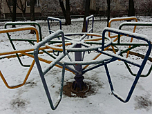 Советская карусель в московском дворе напомнила россиянам о детстве