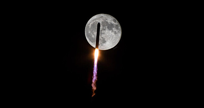 Получен уникальный снимок запуска ракеты на фоне Луны