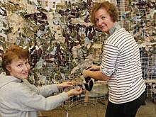 Столичные волонтеры плетут маскировочные сети для солдат на Донбассе