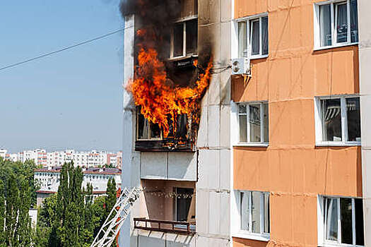 На востоке Москвы две улицы закрыли для транспорта из-за сильного пожара