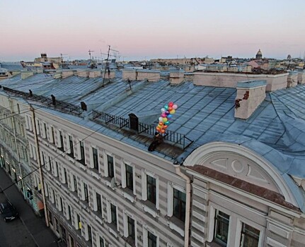 На крышу петербургского дома приземлился торговец шарами из спектакля «Три Толстяка»
