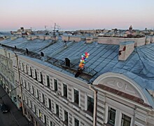На крышу петербургского дома приземлился торговец шарами из спектакля «Три Толстяка»