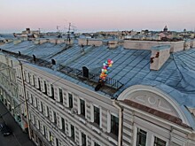 На крышу петербургского дома приземлился торговец шарами из спектакля «Три Толстяка»