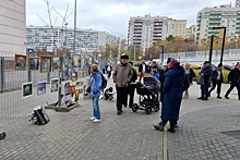 На вернисаже зеленоградских художников можно увидеть портрет коня, дождливый день, цветы и море!