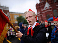 Всегда готов! Промокшим пионерам повязали галстуки на Красной площади