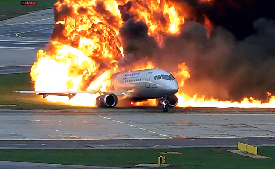 Сухой суперджет 100 шереметьево. Катастрофа в шереметьево 5 мая 2019. Крушение ssj 100 в шереметьево. Авиакатастрофа 05. Пожар на ssj100 в шереметьево (2019).