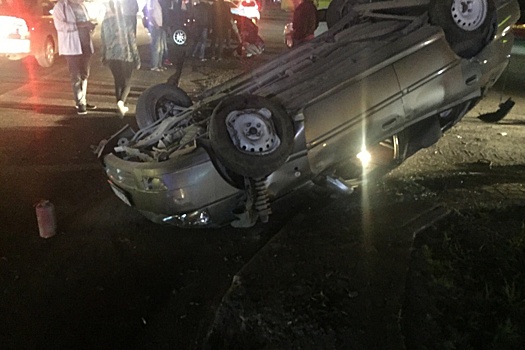 В Ростове водитель и пассажир выпали из салона перевернувшегося автомобиля
