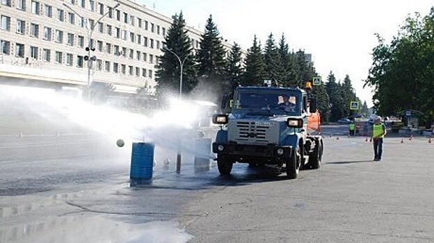 В Заречном трактористы ездили «змейкой», а поливальщики били струей по мячам