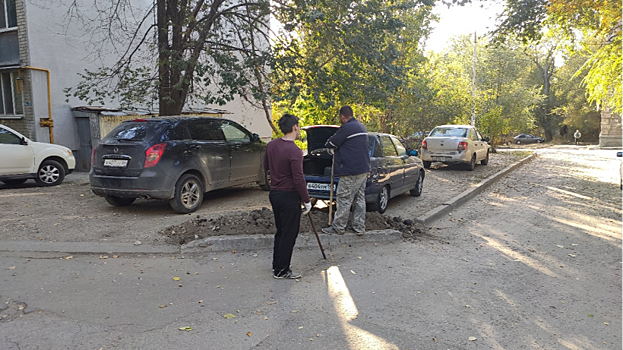 Саратовец выкопал бордюр во дворе для незаконной парковки своего автомобиля