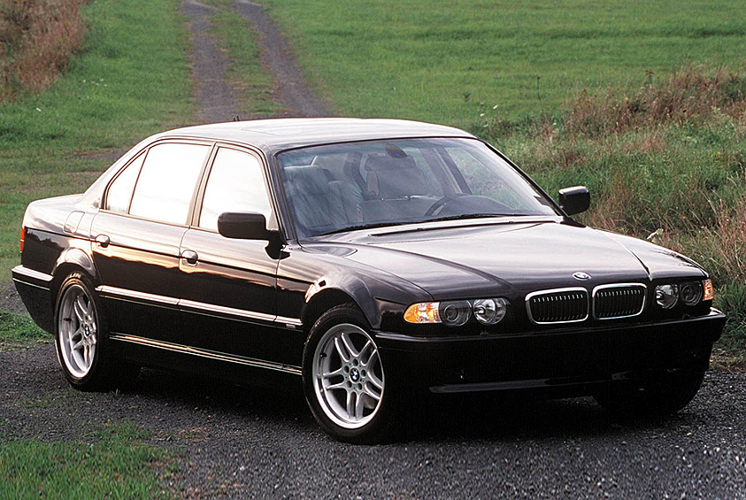 BMW 7 в кузове Е38 стала настоящей бандитской легендой во многом благодаря фильму «Бумер», вышедшему в 2003 году. Правда, о криминальной славе этой машины говорили скорее в прошедшем времени. Да и в реальности BMW 750i не пользовался бешеной популярностью у российских «братков» из-за ходовой части, слишком чувствительной к суровым российским дорогам