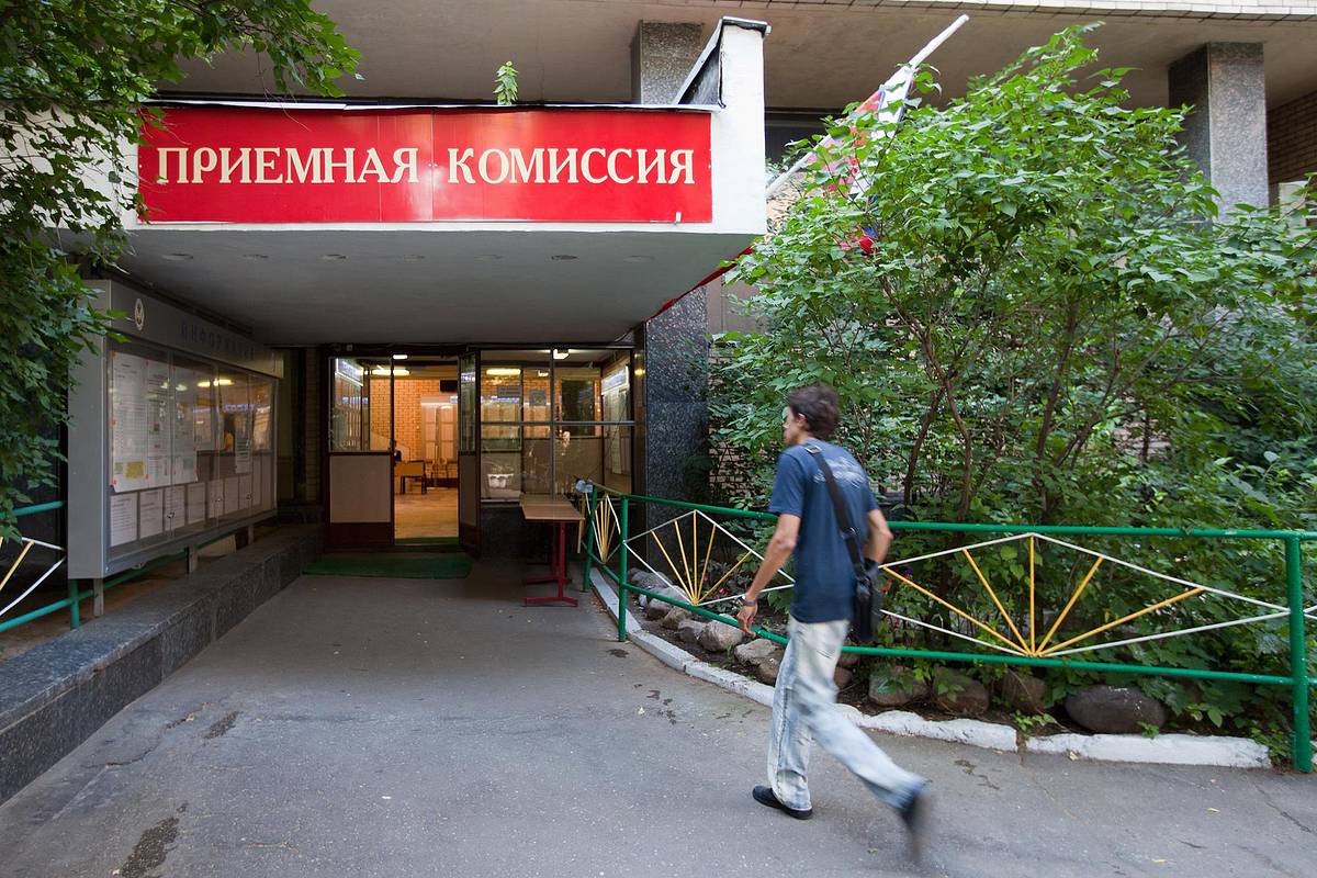 В Москве абитуриент пришел подавать документы с автоматом наперевес