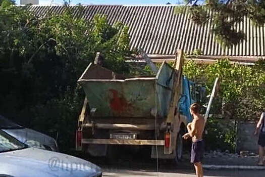 В Геленджике мусоровоз с отказавшими тормозами протаранил шесть автомобилей